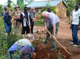 Anita och Jrgen planterar trd - Masaka